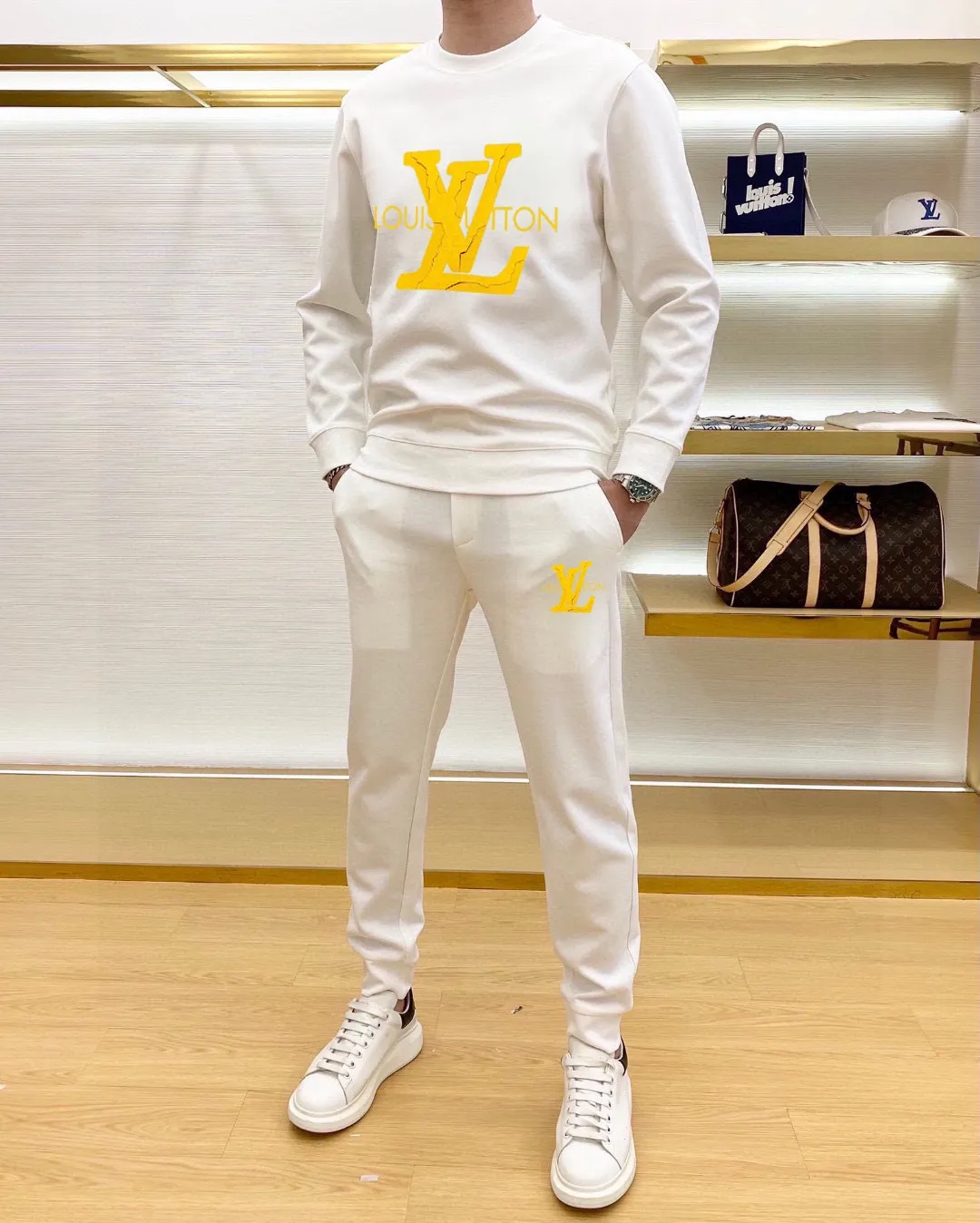 🅿️380 direct batch [LV Louis Vuitton] (Fat Man Gospel) hot-selling suit is coming. Focus on the original version of the official website. 2025 new hot-selling sweatshirt suit. The original order is the best. 🇭🇰The meticulous work of top designers. Just for a fitting and perfect upper body effect. 100% natural high-quality Roman cotton, close-fitting comfort, noble and elegant! Original hardware embodies elegance and nobility! Counter size: M-5XL (maximum wear up to 220 pounds)